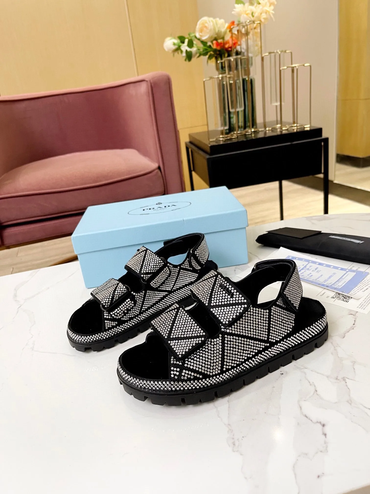 💕💕Factory direct selling price p600💕💕 𝐏𝐑𝐀𝐃𝐀 ｜𝟐𝟎𝟐3/𝐒𝐒 𝐧𝐞𝐰 High version 💯💯💯 Parda 2023/fw new series Prada triangle logo rhinestone counter [authentic grade] version‼ ️Purchase ZP customization, the highest version on the market‼ ️ The original development shoe shape is super correct ‼ ️Highest restoration shoe type ‼ ️ Very good wrapping, slimming, high-end, super comfortable ‼ ️ Upper: imported silk, lining: lambskin, customized molding with iconic logo triangle buckle, outsole: original molding + hot-drilling process + pure handmade precision production. Code number: 35-39 (40, 41, customizable and non-returnable)